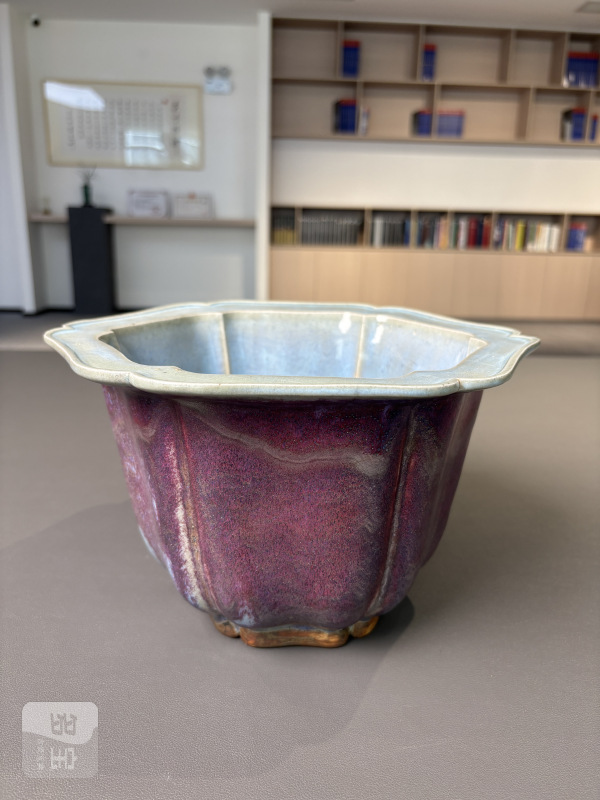清乾隆 仿钧釉外玫瑰紫内月白釉六瓣莲花盆一对（带老盒） - 图30